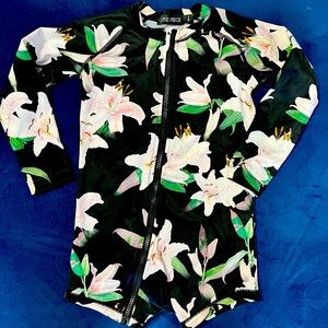 Une Piece child’s black floral one piece long sleeve swimming suit Size 4